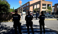 Des policiers devant le collège Joseph-Lakanal à Aubagne, le 12 octobre 2026 ( AFP / Miguel MEDINA )