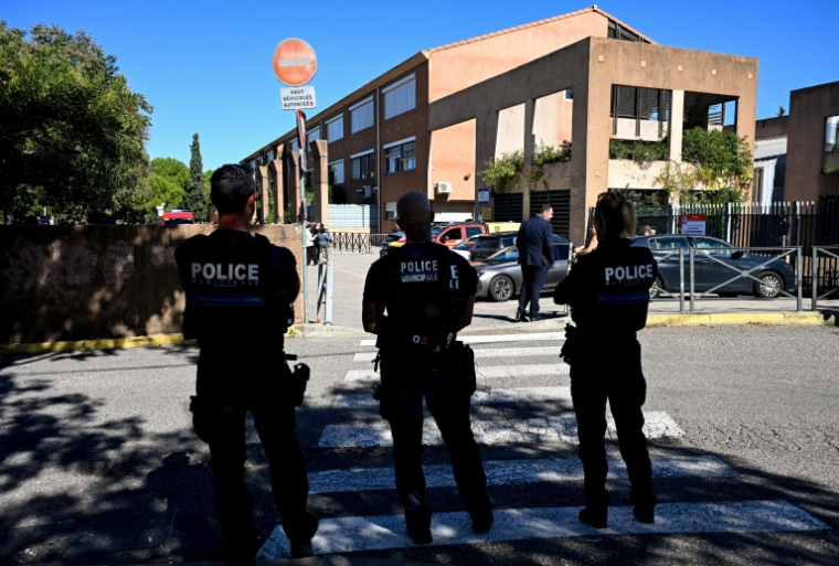 Des policiers devant le collège Joseph-Lakanal à Aubagne, le 12 octobre 2026 ( AFP / Miguel MEDINA )