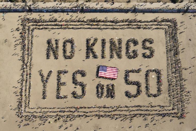 Protesters in San Francisco formed a human banner during their protest, with a message to vote 'yes' on a proposition to redraw congressional districts ( AFP / Laure Andrillon )