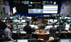 Les contrôleurs d'Artémis II surveillent la progression du vaisseau spatial Orion depuis la salle de contrôle du centre spatial Johnson à Houston, au Texas, le 3 avril 2026 ( AFP / RONALDO SCHEMIDT )