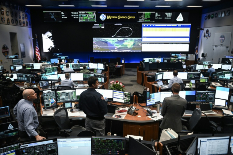 Les contrôleurs d'Artémis II surveillent la progression du vaisseau spatial Orion depuis la salle de contrôle du centre spatial Johnson à Houston, au Texas, le 3 avril 2026 ( AFP / RONALDO SCHEMIDT )
