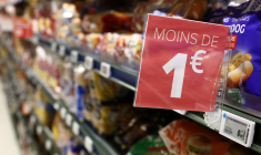 Un panneau indiquant "Moins de 1€" est visible sur une étagère dans un hypermarché Carrefour à Paris