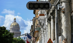 Un feu de signalisation éteint lors d'une coupure de courant à La Havane le 10 septembre 2025 ( AFP / YAMIL LAGE )