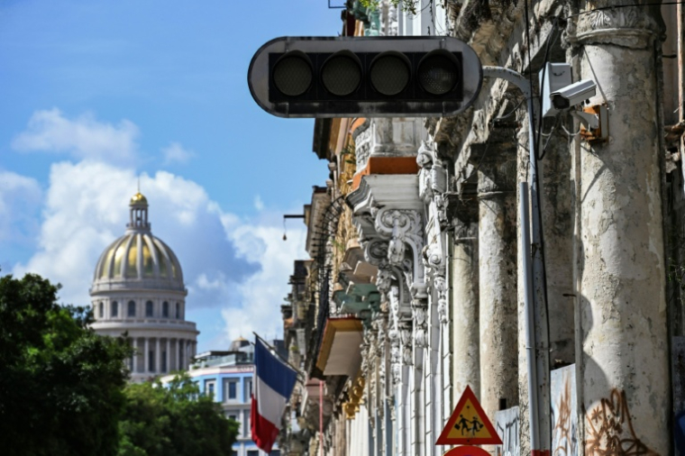Un feu de signalisation éteint lors d'une coupure de courant à La Havane le 10 septembre 2025 ( AFP / YAMIL LAGE )