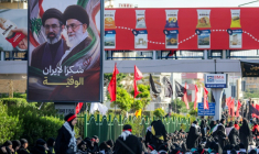 Une affiche représentant le défunt ayatollah Ali Khamenei et son fils l'actuel guide suprême iranien Mojtaba Khamenei est exposée alors que des fidèles chiites se rassemblent pour une procession funèbre, dans la banlieue sud de Beyrouth, le 26 juin 2026 ( AFP / ibrahim AMRO )