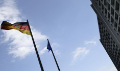 Un drapeau allemand et un drapeau de l'Union Européenne devant le siège de la banque centrale allemande