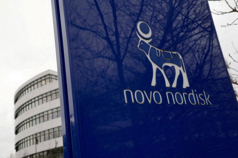 Le logo du laboratoire pharmaceutique Novo Nordisk est visible devant ses bureaux à Bagsvaerd