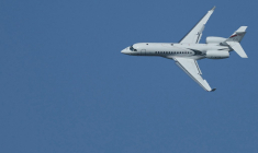 Un appareil ATR 72-600 au-dessus de l'aéroport Paris-Le Bourget, le 16 juin 2025. ( AFP / ALAIN JOCARD )