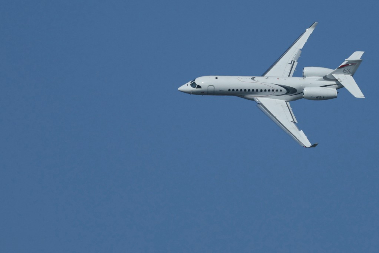 Un appareil ATR 72-600 au-dessus de l'aéroport Paris-Le Bourget, le 16 juin 2025. ( AFP / ALAIN JOCARD )