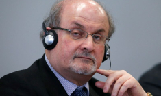 L'ÉTAT DE SANTÉ DE SALMAN RUSHDIE S'AMÉLIORE, SELON SON AGENT
