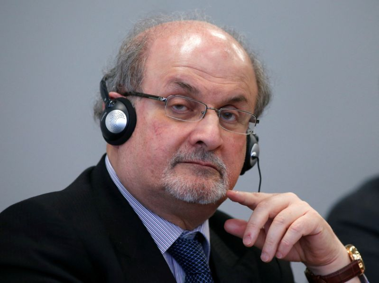 L'ÉTAT DE SANTÉ DE SALMAN RUSHDIE S'AMÉLIORE, SELON SON AGENT