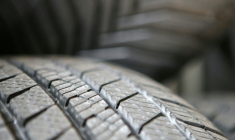 Depuis le 1er novembre, les véhicules circulant dans des communes montagneuses de 34 départements doivent être équipés de pneus hiver, de chaînes à neige ou de chaussettes à neige ( AFP / Pascal POCHARD-CASABIANCA )