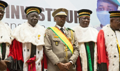 Le chef de la junte militaire au pouvoir au Mali, le général Assimi Goita, au centre, lors d'une cérémonie à Bamako, le 7 juin 2021 ( AFP / ANNIE RISEMBERG )