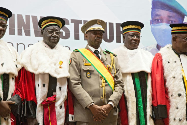 Le chef de la junte militaire au pouvoir au Mali, le général Assimi Goita, au centre, lors d'une cérémonie à Bamako, le 7 juin 2021 ( AFP / ANNIE RISEMBERG )