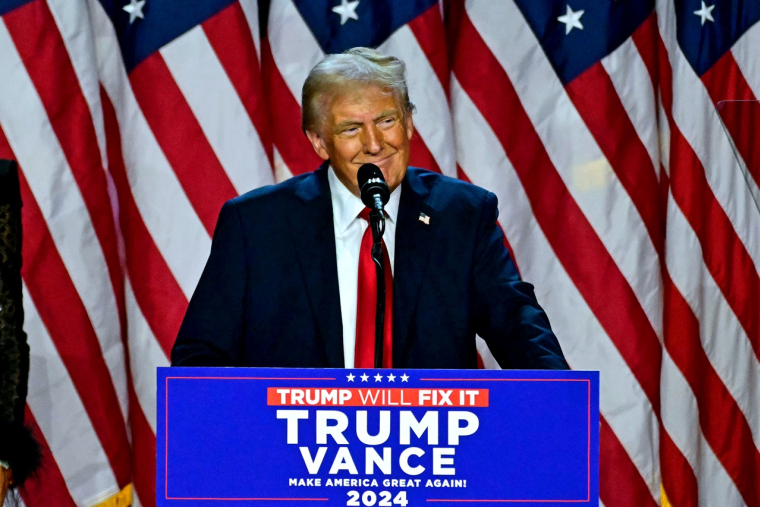 Donald Trump, faisant son discours de victoire le 6 novembre. (crédit : Jim WATSON / AFP)