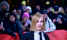 L'actrice française Isabelle Huppert arrive, le 16 février 2026, pour la première du film 'Die Blutgraefin' (La comtesse sanglante) présenté dans le cadre de la Berlinale ( AFP / John MACDOUGALL )