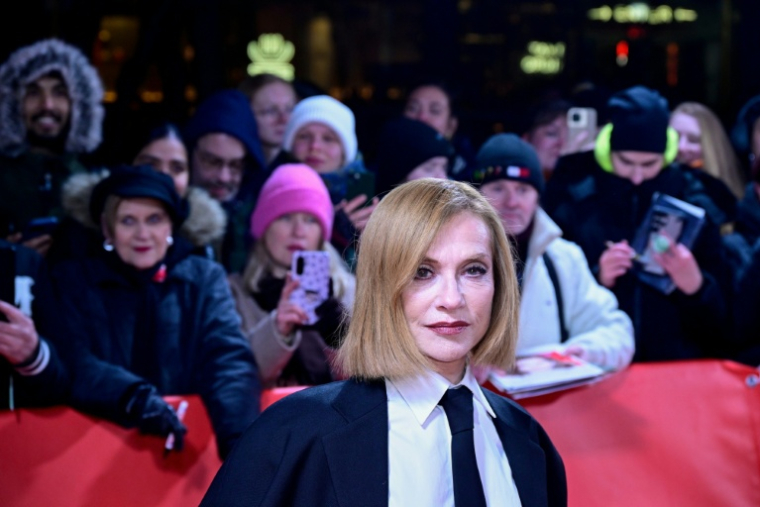 L'actrice française Isabelle Huppert arrive, le 16 février 2026, pour la première du film 'Die Blutgraefin' (La comtesse sanglante) présenté dans le cadre de la Berlinale ( AFP / John MACDOUGALL )