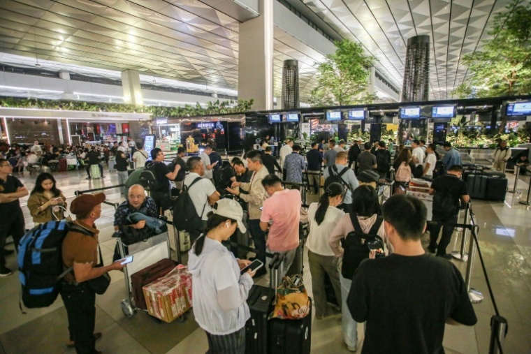 Des voyageurs bloqués par l'annulation des vols due à l'éruption du volcan Anak Krakatau, attendent au terminal de l'aéroport Soekarno-Hatta de Tangerang, le 6 septembre 2026 en Indonésie ( AFP / Syarief Akbar )