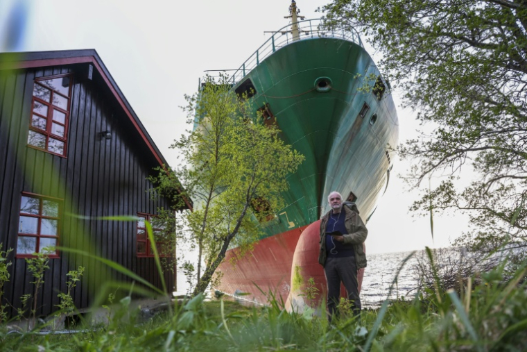 Le navire avait terminé sa course dans le jardin de Johan Helberg, à quelques mètres seulement de sa maison à Byneset, près de Trondheim, dans le centre de la Norvège, jeudi au petit matin. ( NTB / Jan Langhaug )
