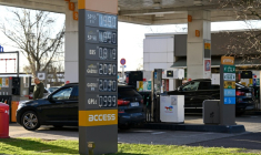 Une station-essence à Forbach, le 27 mars 2026  ( AFP / Jean-Christophe VERHAEGEN )