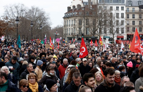 Des manifestants participent à une marche contre le projet de réforme des retraites