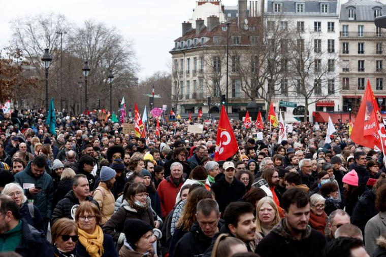 Des manifestants participent à une marche contre le projet de réforme des retraites