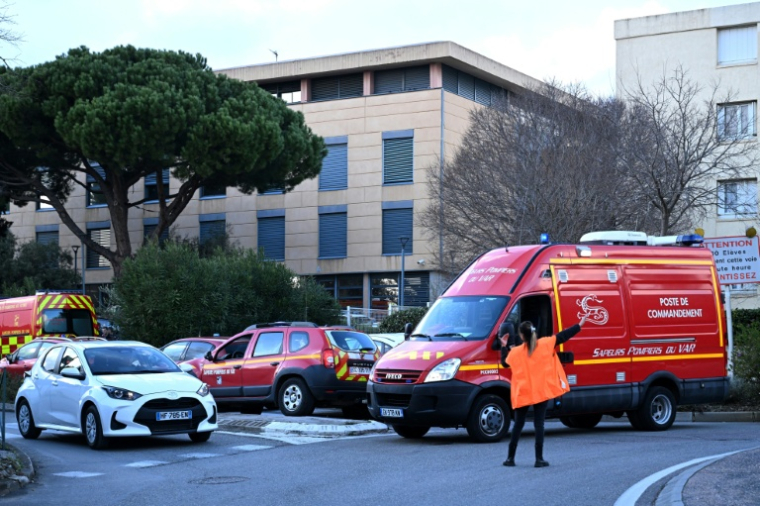 Les pompiers près de l'entrée du collège de La Guicharde, à Sanary-sur-Mer (Var) le 3 février 2026 ( AFP / Miguel MEDINA )