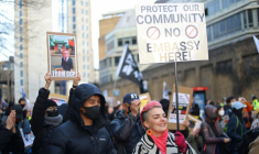 Des personnes sont rassemblées sur le site de l'ancienne Monnaie royale à Londres pour manifester contre un projet visant à déplacer l'ambassade de Chine à cet endroit, le 17 janvier 2026 ( AFP / Toby Shepheard )