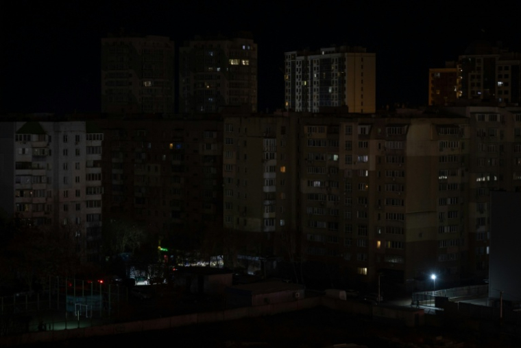 Des immeubles résidentiels dans la ville d'Odessa, dans le sud de l'Ukraine, où certains quartiers sont privés d'électricité, après des attaques de missiles et de drones russes contre les infrastructures énergétiques ukrainiennes, le 22 décembre 2025  ( AFP / Oleksandr GIMANOV )