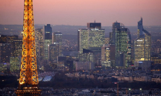 Vue générale de la Tour Eiffel illuminée et de la ligne d'horizon du quartier d'affaires de La Défense, la nuit, à Paris
