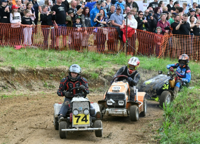 Des participants de la 10e édition des 24 heures d'endurance tondeuses aux Petites-Armoises, dans les Ardennes, le 7 juin 2025 ( AFP / FRANCOIS NASCIMBENI )