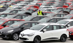 Des voitures Renault produites en Turquie et en attente d'exportation vers l'Europe sont vérifiées par un ouvrier dans le port de Koper