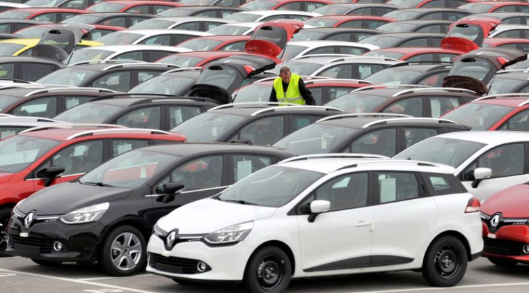 Des voitures Renault produites en Turquie et en attente d'exportation vers l'Europe sont vérifiées par un ouvrier dans le port de Koper