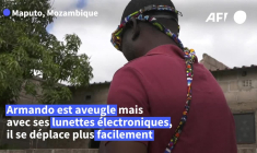Un jeune inventeur mozambicain propose des lunettes intelligentes aux aveugles