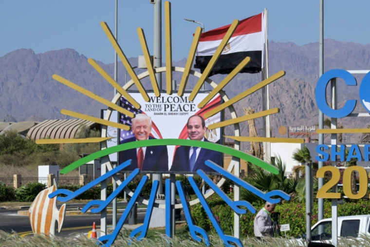 Les portraits du président américain Donald Trump (g) et du président égyptien Abdel Fattah al-Sissi à l'extérieur du centre des congrès avant le sommet sur Gaza à Charm el-Cheikh, le 13 octobre 2025 en Egypte ( AFP / Khaled DESOUKI  )