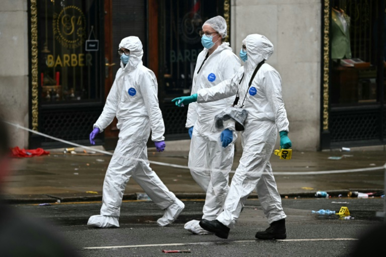 Des agents de la police scientifique à Liverpool, dans le nord-ouest de l'Angleterre, le 27 mai 2025 ( AFP / PAUL ELLIS )