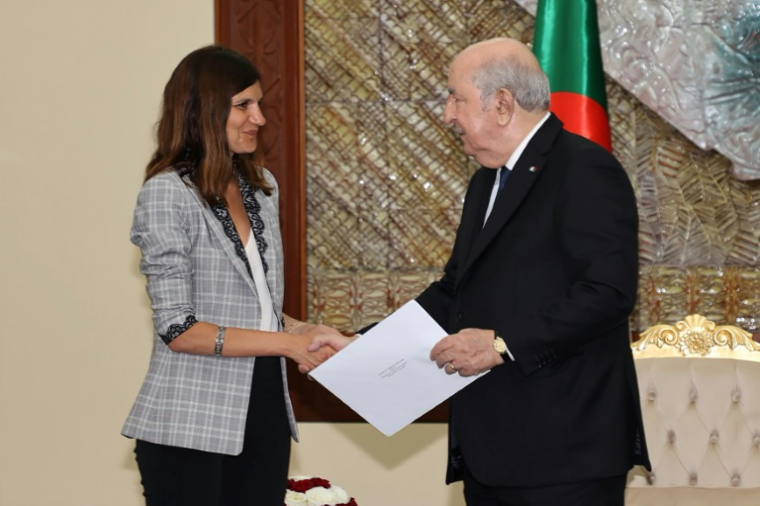 Photo prise sur la page Facebook de la présidence algérienne montrant le président algérien, Abdelmadjid Tebboune (D), serrer la main à la ministre française déléguée aux Armées, Alice Rufo, à Alger, le 9 mai 2026 ( ALGERIAN PRESIDENCY FACEBOOK PAGE / - )