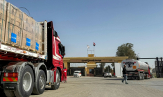 Des camions transportant du carburant et de l'aide humanitaire entrent par le côté égyptien du point de passage frontalier de Rafah avec la bande de Gaza, le 27 janvier 2026 ( AFP / - )