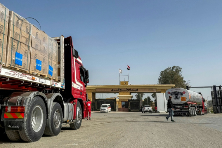 Des camions transportant du carburant et de l'aide humanitaire entrent par le côté égyptien du point de passage frontalier de Rafah avec la bande de Gaza, le 27 janvier 2026 ( AFP / - )