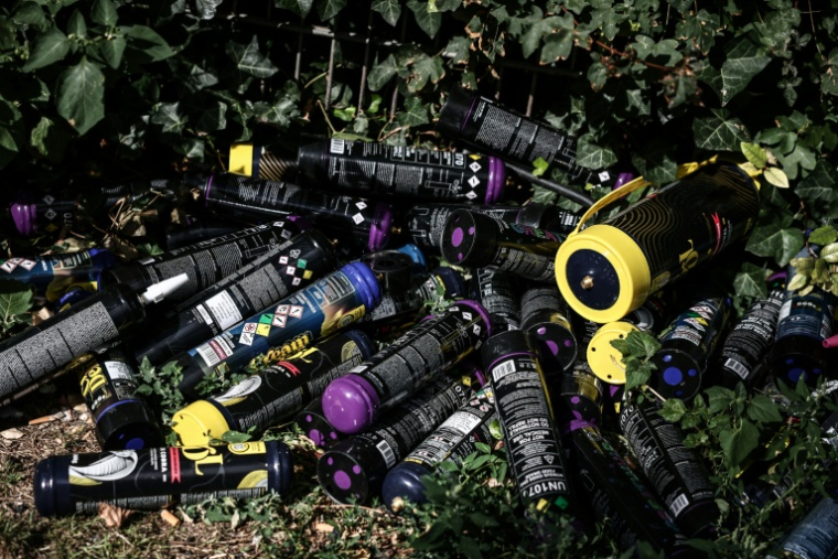 Des bouteilles de protoxyde d'azote, utilisé comme gaz hilarant, lors d'une opération de démantèlement d'un réseau de trafic de drogue menée avec l'aide d'un chien renifleur, en août 2025 à Melun. ( AFP / Thibaud MORITZ )