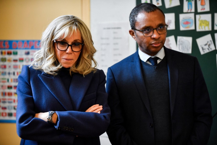 La Première dame Brigitte Macron et le ministre de l'Éducation Pap Ndiaye, dans une école primaire à Paris le 13 décembre 2022.  ( POOL / JULIEN DE ROSA )