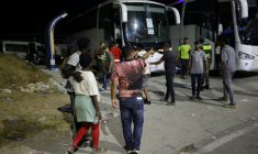 Des membres des forces de l'ordre marocaines acheminent par bus vers leurs villes d'origine des personnes qui avaient pénétré illégalement dans l'enclave espagnole de Ceuta, sur la côte nord du Maroc, le 1er août 2026 à Fnideq  ( AFP / Abdel Majid BZIOUAT )