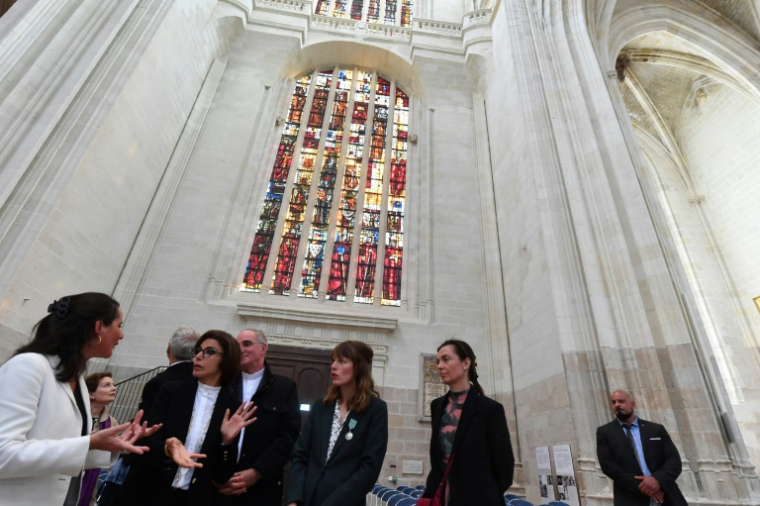 (g-d) La maire de Nantes, Johanna Rolland, la ministre sortante de la Culture, Rachida Dati, et l'évêque de Nantes, Mgr Laurent Percerou, assistent à une cérémonie de réouverture de la cathédrale Saints-Pierre-et-Paul de Nantes, le 27 septembre 2025 en Loire-Atlantique ( AFP / JEAN-FRANCOIS MONIER )