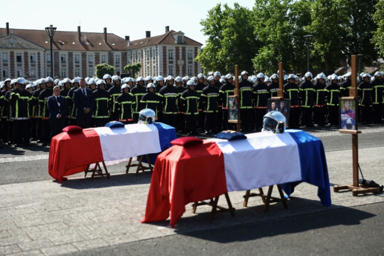 L'hommage national rendu à La Fère, le 16 juin 2025, dans l'Aisne, aux deux sapeurs-pompiers décédés en intervention lors d'un incendie à Laon ( AFP / Sameer AL-DOUMY )