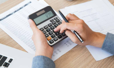 Verifiez votre déclaration : des réductions peuvent faire baisser la note. (© Freepik)