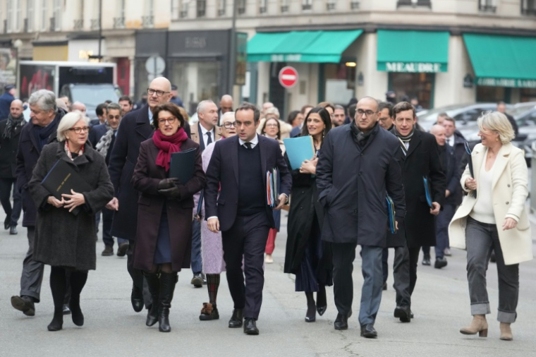 Le Premier ministre Sébastien Lecornu, au centre, et plusieurs membres de son gouvernement se rendent à l'Elysée à Paris, le 5 janvier 2026 ( POOL / Michel Euler )