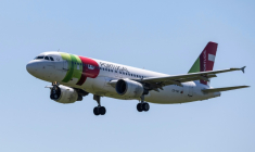 Un avion de la compagnie aérienne TAP Air Portugal décolle de l'aéroport Humberto Delgado de Lisbonne, le 2 avril 2026 ( AFP / HENRIQUE CASINHAS )