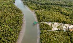 Vue aérienne d'un bras de la rivière Rupsha dans le district de Khulna, près des Sundarbans, une forêt de mangroves en proie aux pirates qui ciblent les pêcheurs, le 30 ùars 2026 au Bangladesh ( AFP / Munir UZ ZAMAN )