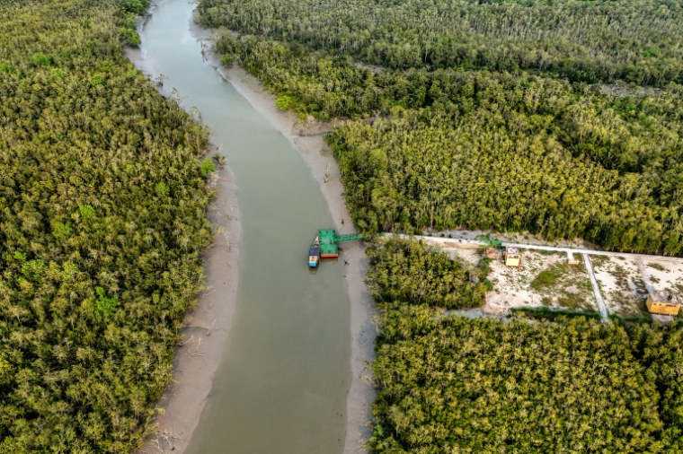Vue aérienne d'un bras de la rivière Rupsha dans le district de Khulna, près des Sundarbans, une forêt de mangroves en proie aux pirates qui ciblent les pêcheurs, le 30 ùars 2026 au Bangladesh ( AFP / Munir UZ ZAMAN )
