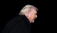 Donald Trump peu avant d'embarquer pour Davos mardi soir à Washington, le 20 janvier 2026. ( AFP / SAUL LOEB )
